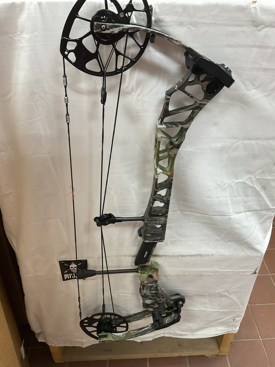 MATHEWS TRAVERSE - RH/Under Armour/70# - MTRHUA70 - 6 - USED BOW!!!