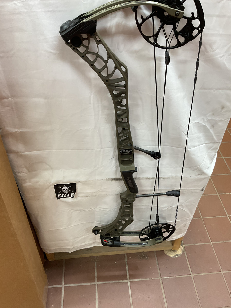 MATHEWS V3X 33 - RH/Ambush Green/60-75# - #MV3X33RHAG75 - 16 - USED BOW!!!