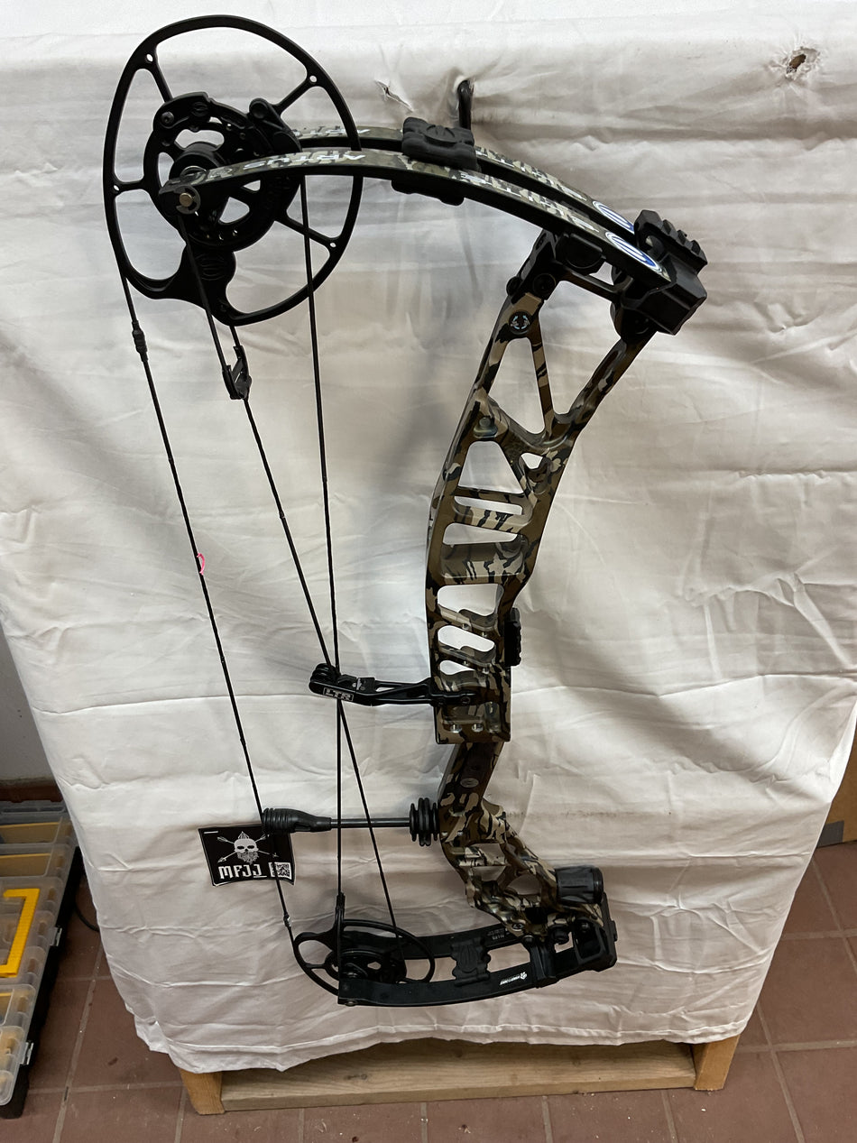 ELITE ARTUS - RH/BOTTOMLAND-BLACK/70 - EARHBB70- 6 - USED BOW!!!!!