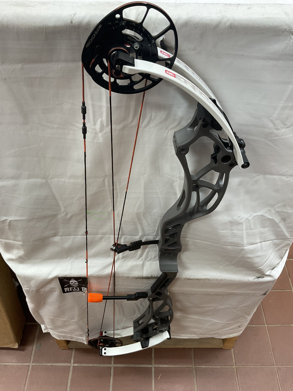 BowTech Reckoning 38 Gen 1/Grey-White/LH-BTRLHGW50-PodiumOutlet-2