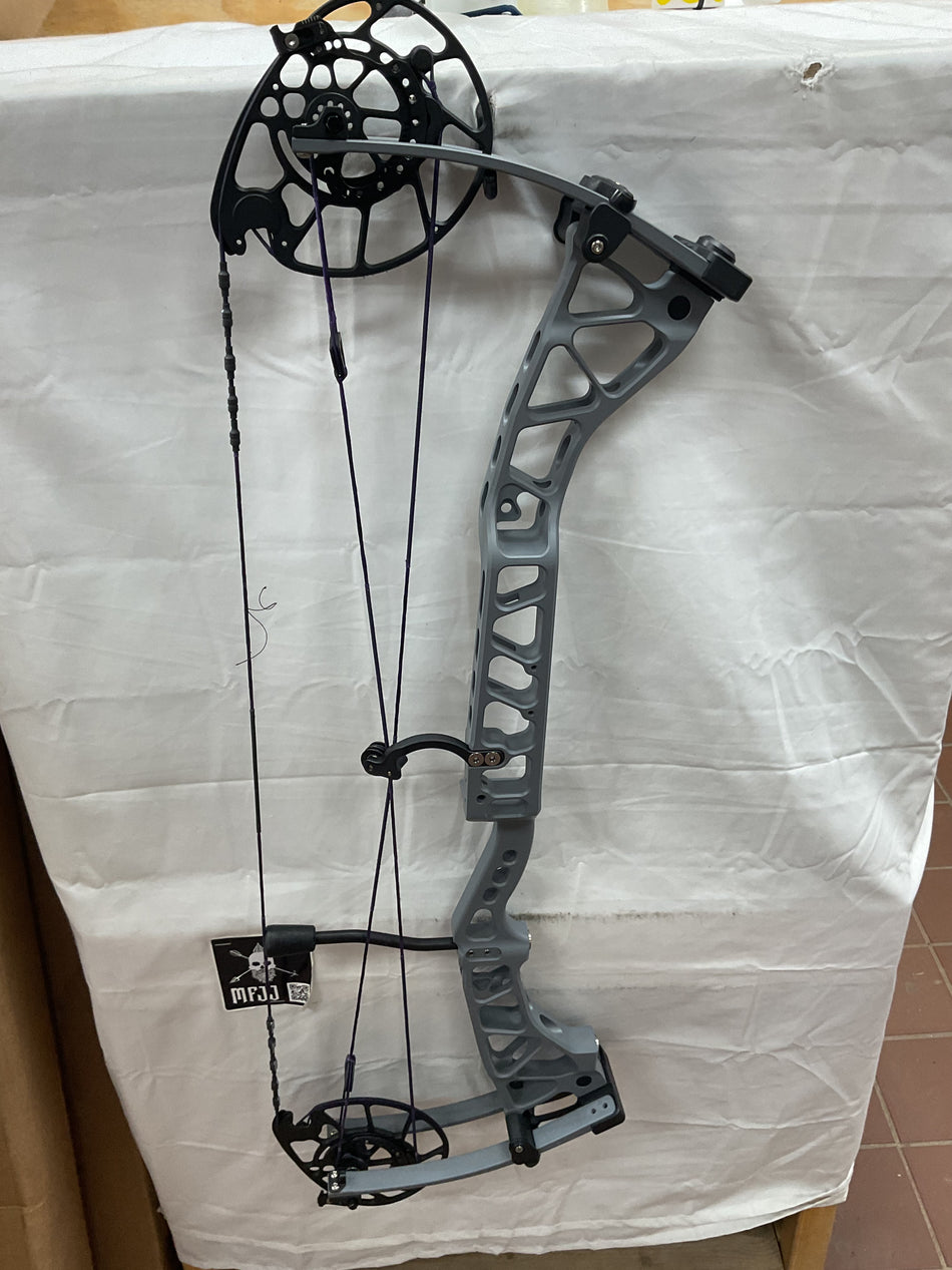 TRUTH 31 MG - RH/Grey/70# - #T31MGRHG70- 2 - USED BOW!