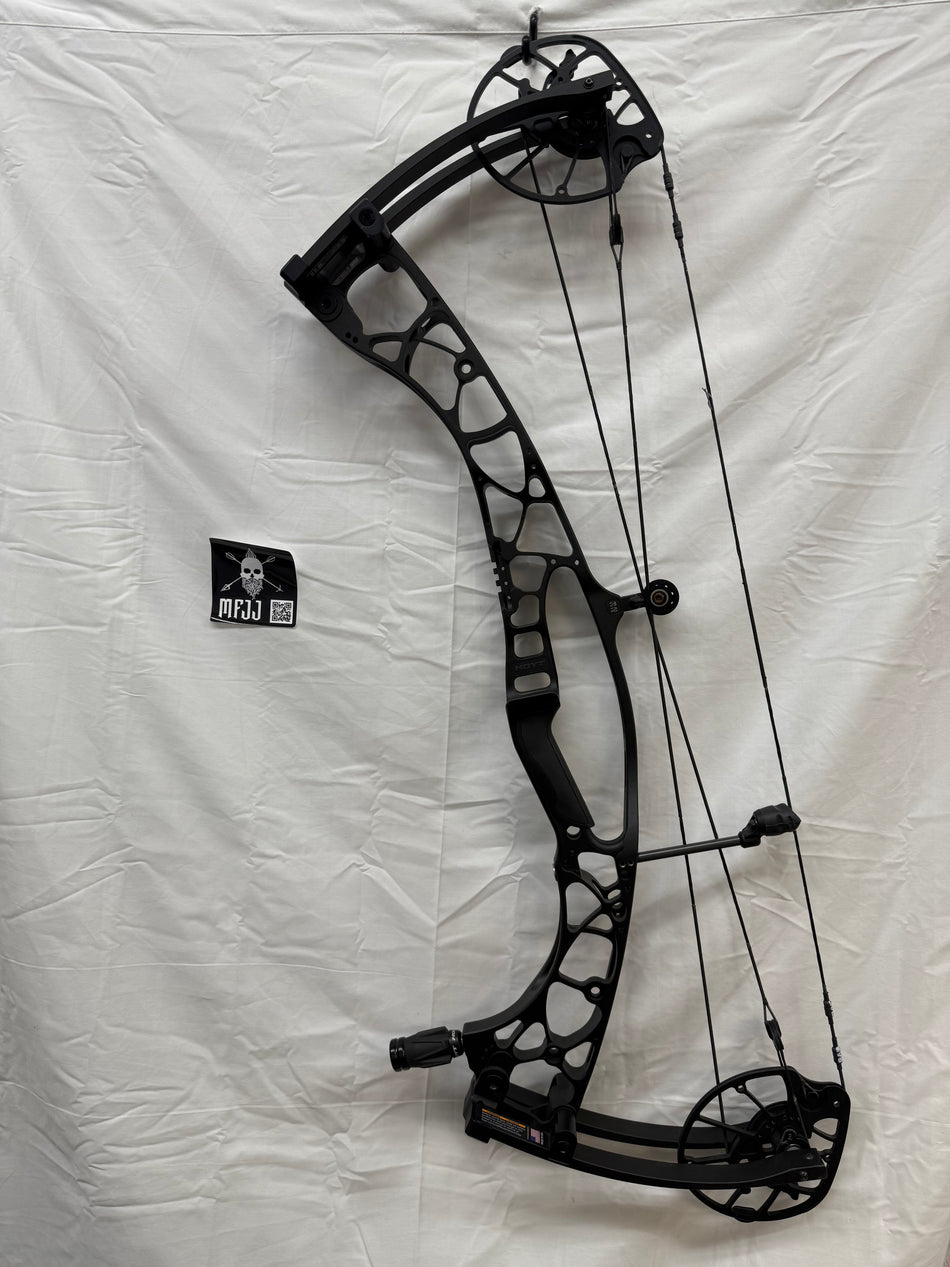 HOYT AX-2 32 - RH/BLACK/70# - HAX232RHB70-1 - USED!!!