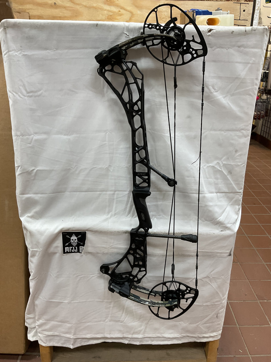 MATHEWS ARC 30 - RH/Black-Kuiu/55-80# - #MA30RHBK5580 -7- USED BOW!!!
