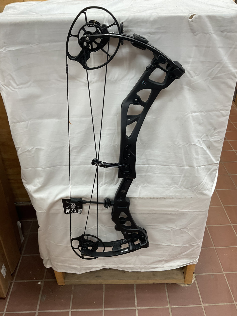 ELITE CARBON ERA - RH/BLACK/65 - #ECERHB65 - 10 - USED BOW!!!