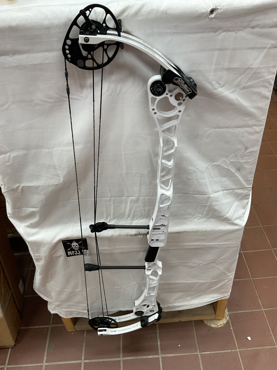 MATHEWS TRX 8 40 - RH/WHITE/60 - 1 - USED BOW!!!