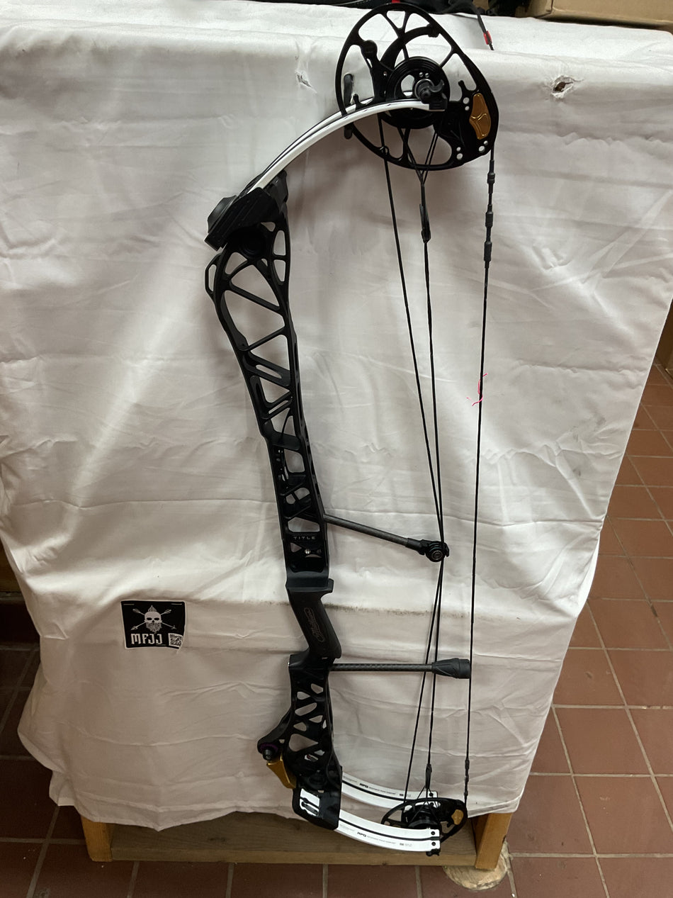 MATHEWS TITLE 38 GEN 1 - RH/Black/70# -4- USED BOW!!!