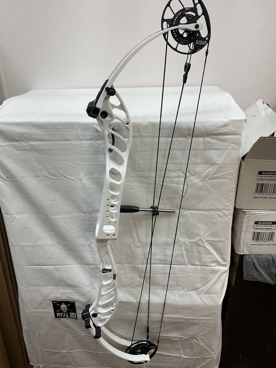 PSE DOMINATOR DUO FDS- RH/WHITE/60 - RHPSEDDW60 - 1 - USED BOW!!!