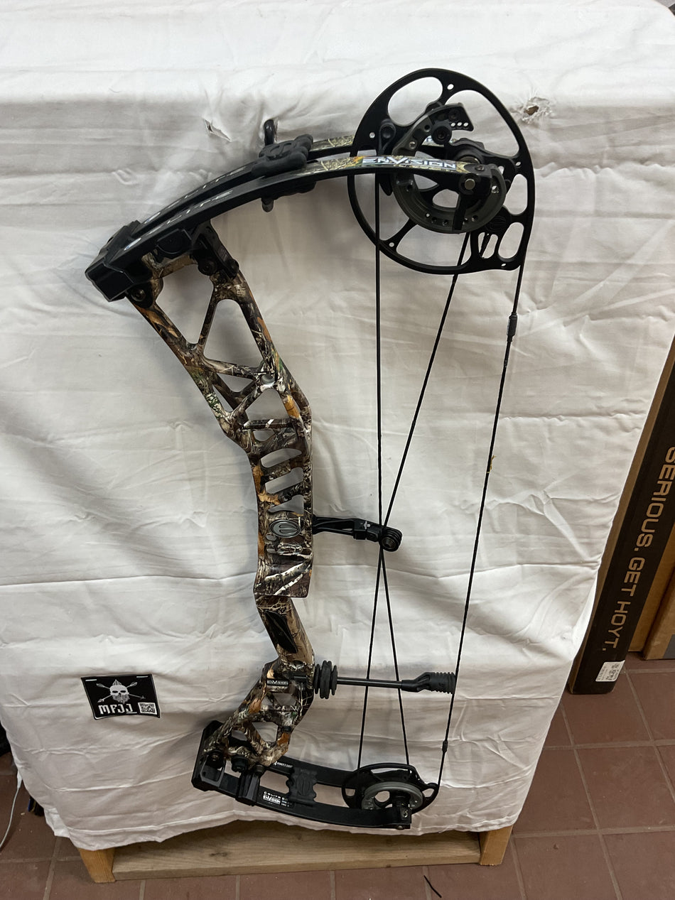 ELITE ENVISION - RH/REALTREE/60 - EERHRT60 - 3 - USED BOW!!!!!!