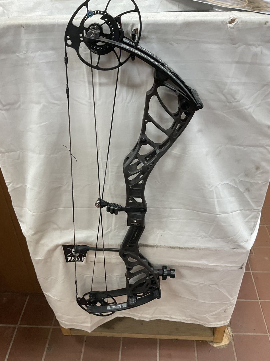 BOWTECH ALLIANCE 33- RH/Stealth Grey/70 - #BSLSRHSG70- 2 - USED BOW!!!