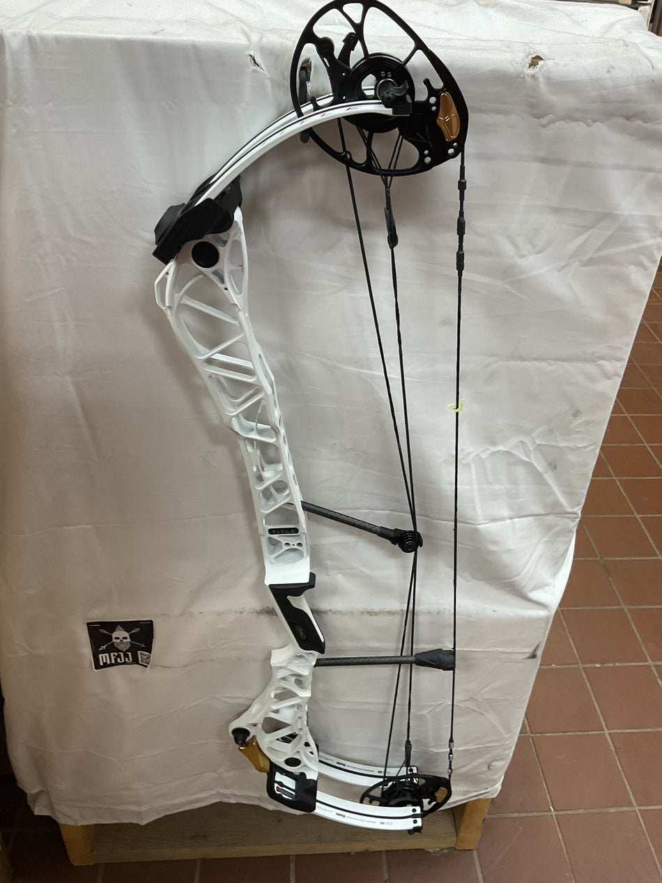 MATHEWS TITLE 36 - RH/White/50-70# - #MT36RHW70 - 5 - USED BOW!!!