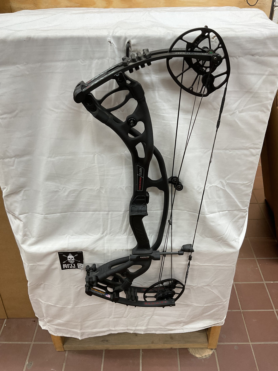 HOYT RX-4 - RH/BLACK/70# - #HRX4RHBL70 - 3 - USED BOW!!