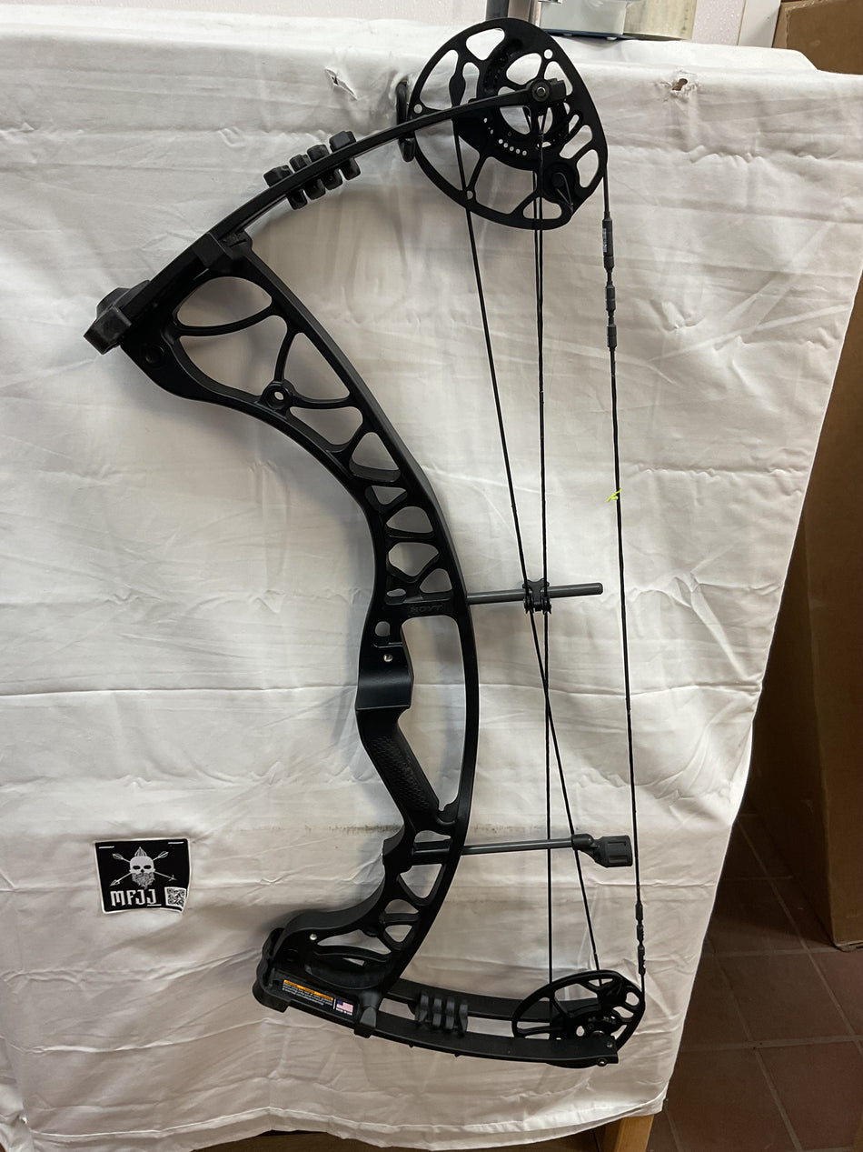 HOYT TORREX - RH/BLACK/65 - #HTRHB65 - 12 - USED BOW!!!