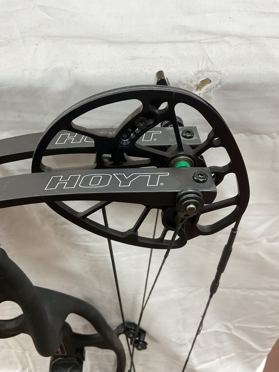 HOYT RX-4 - RH/BLACK/70# - #HRX4RHBL70 - 3 - USED BOW!!