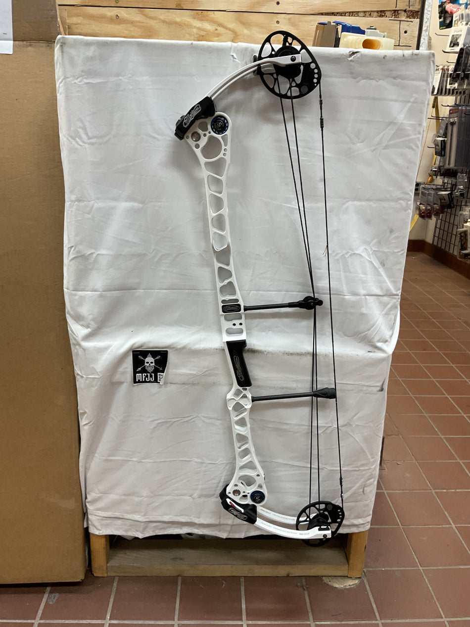 MATHEWS TRX 38 - RH/White/60 - MTRX38RHR60 - 10 - USED BOW!!!!!