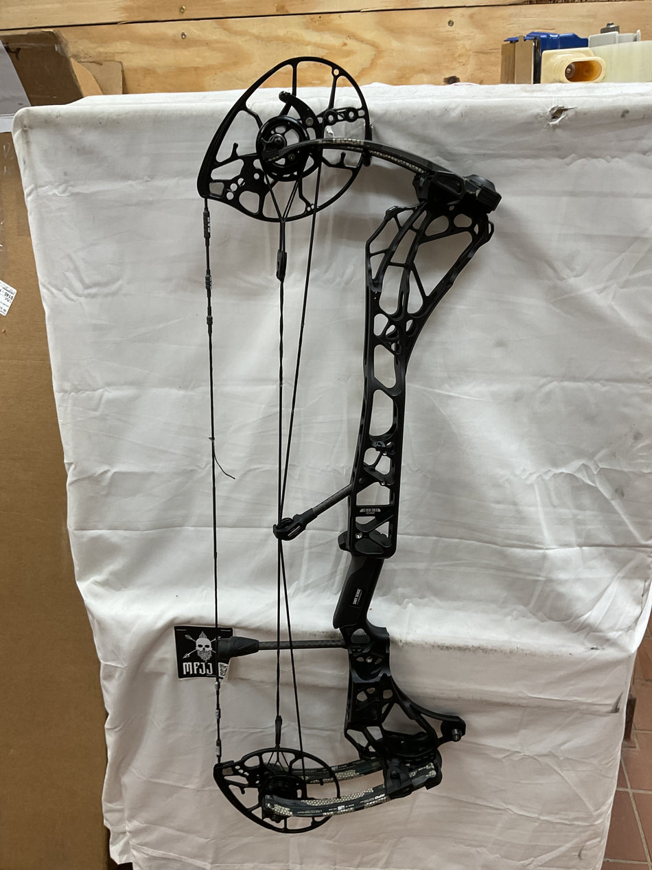 MATHEWS ARC 30 - RH/Black-Kuiu/55-80# - #MA30RHBK5580 -7- USED BOW!!!