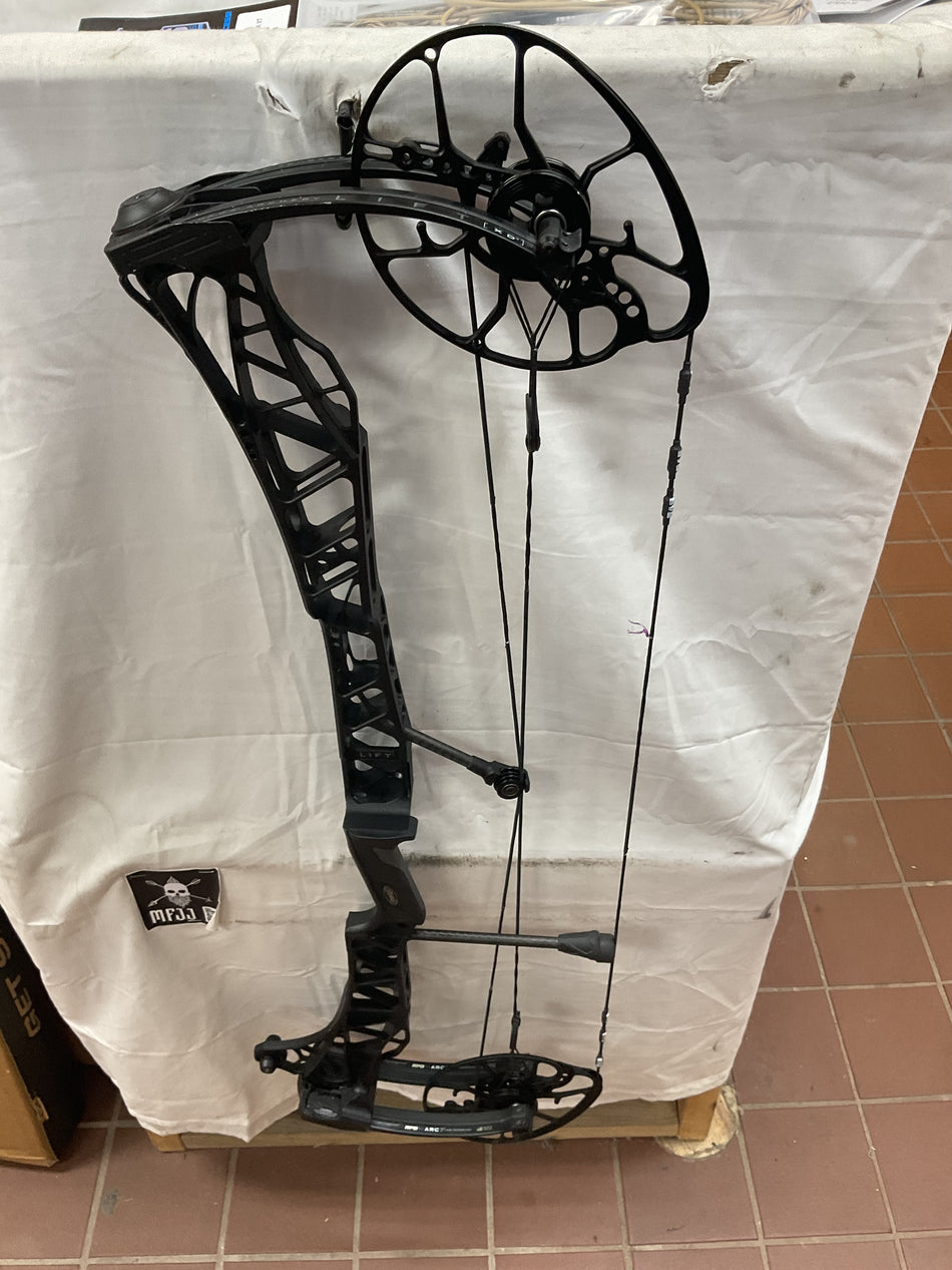 MATHEWS LIFT XD  - RH/BLACK/50-75# - #MLXDRHB5580 - 7 - USED BOW!!!!