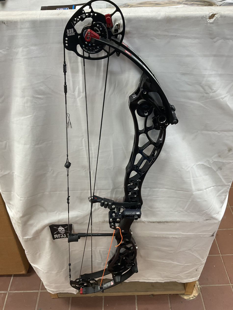 Bowtech Reckoning GEN 2/Black w/Red Speckle/RH-BT36G2RH60-PodiumOutlet-80