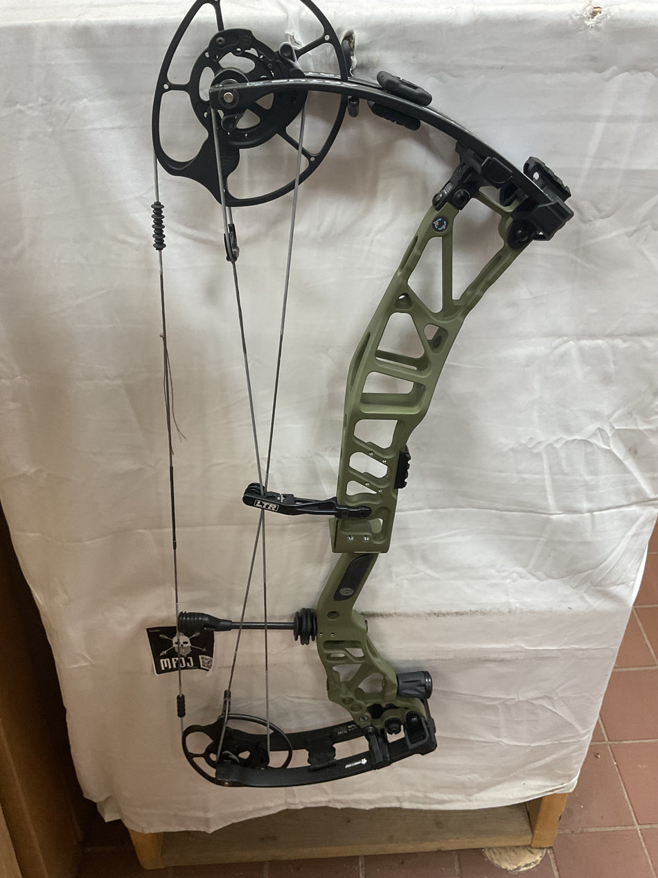 ELITE ARTUS - RH/Outdoor Green/70 - EALHODG70 - 10 - USED BOW!!!!!