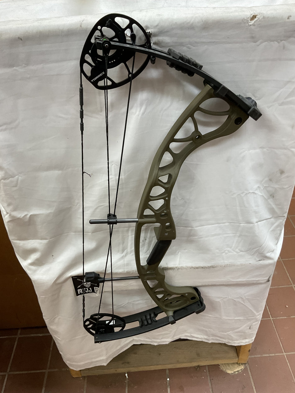 HOYT TORREX - RH/Wilderness/70 - #HTRHW70 - 11 - USED BOW!!!