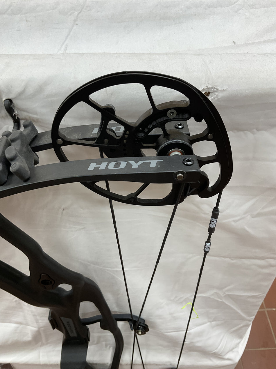 HOYT RX7 ULTRA - RH/BLACK/70 - HRX7URHB70 - 14 - USED BOW!!!