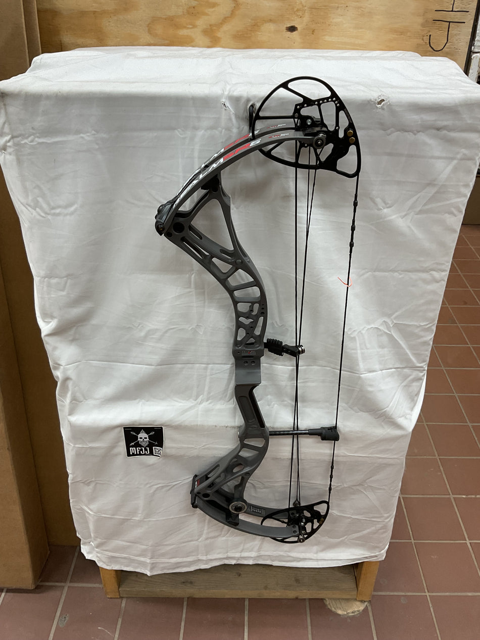 BOWTECH REALM SR6 - RH/SMOKE GRAY/70 - BTRSR6RHSK70 - 6 - USED BOW!!!