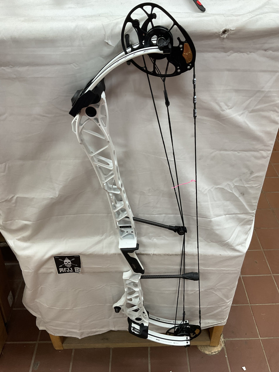 MATHEWS TITLE 38 GEN 1 - RH/White/70# -4- USED BOW!!!