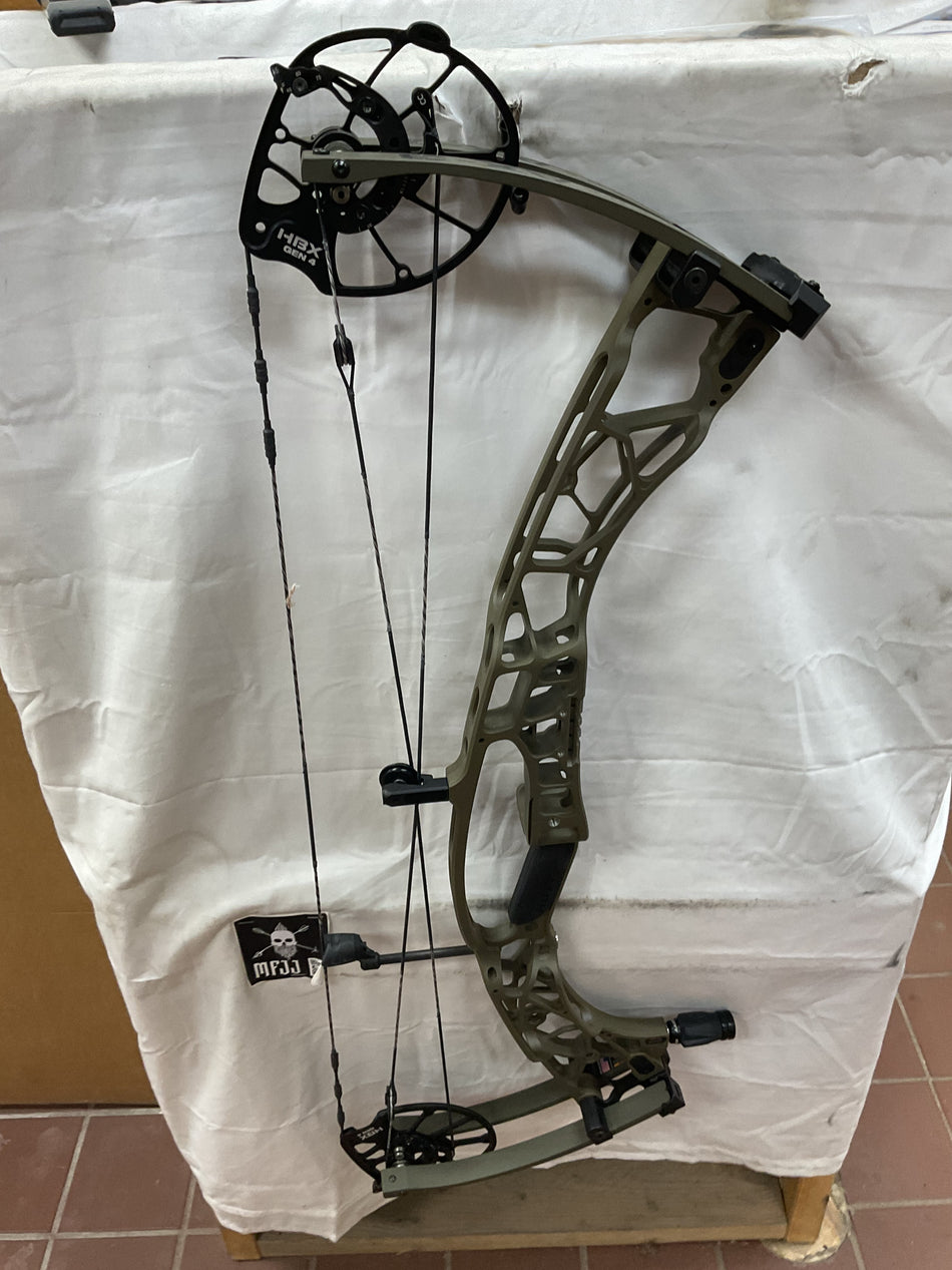 HOYT AX-3 33 - RH/Wilderness/70# - HAX-3.33RHW70 -7- USED BOW!!!