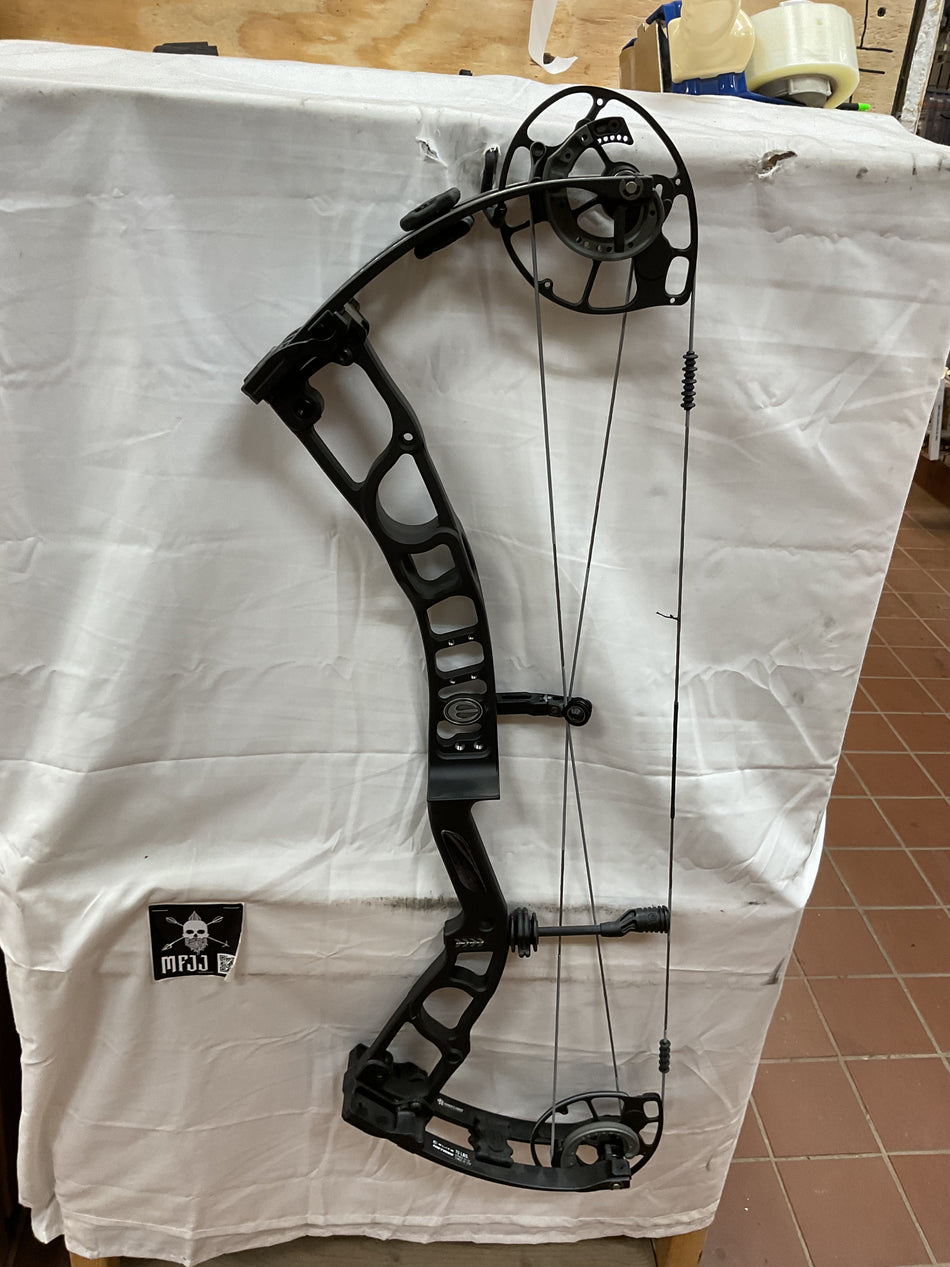 ELITE HNTR33 - RH/Black/70 - EH33RHB70-3-USED BOW!!!