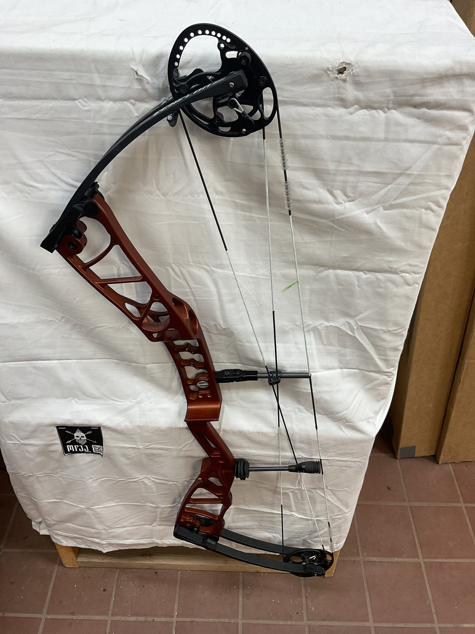 ELITE ECHELON 39- RH/COPPER FLAME/55 - 2 - USED BOW!!!