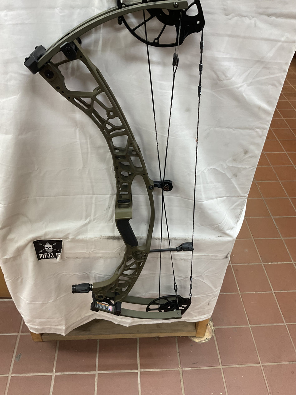 HOYT AX-3 33 - RH/Wilderness/70# - HAX-3.33RHW70 -7- USED BOW!!!