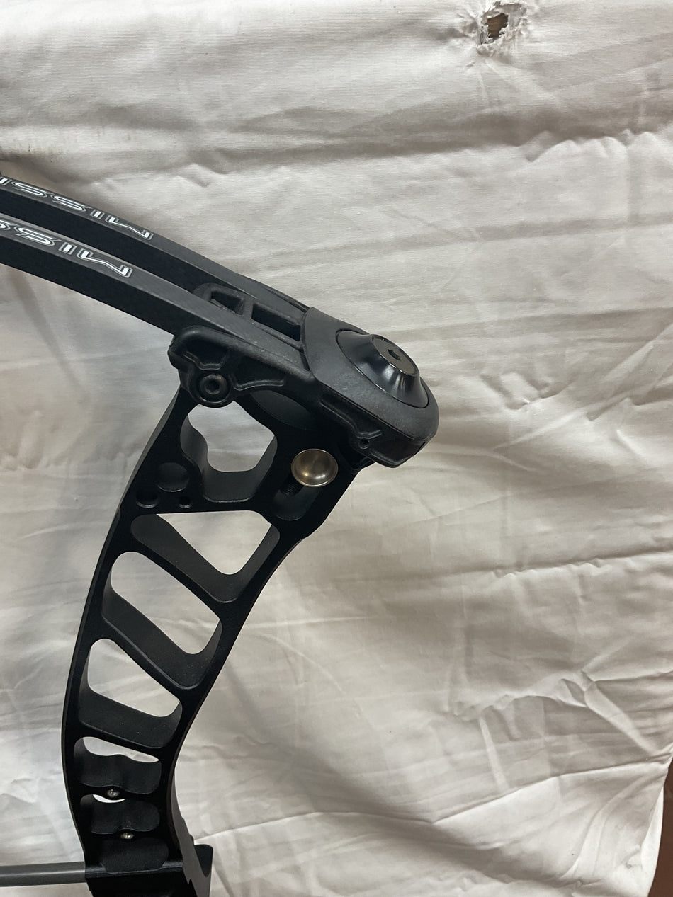 MISSION MXR - RH/BLACK/70 - #MMXRRHRBLK70 - 1 - USED BOW!!!