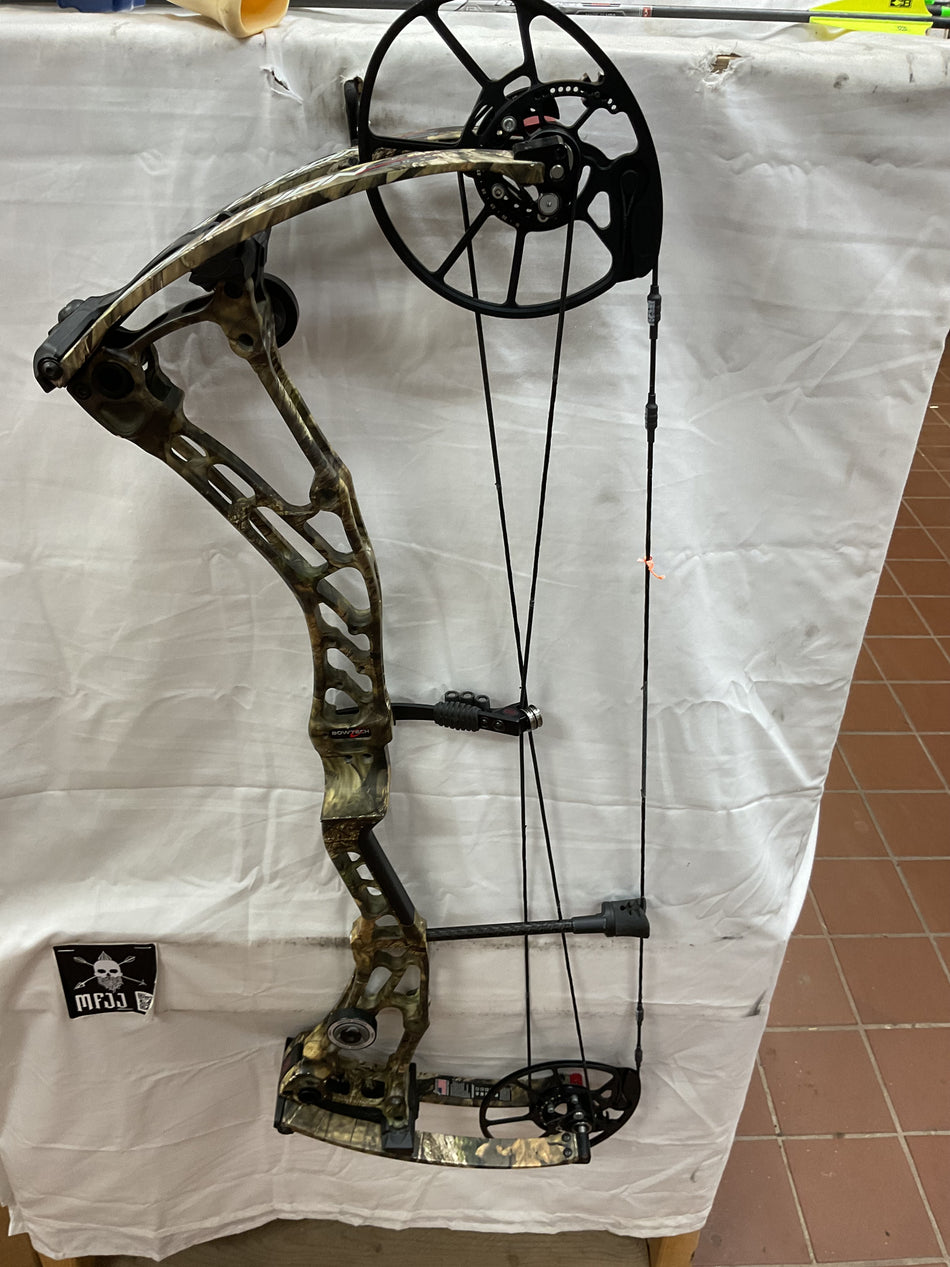 BOWTECH SOLUTION SS - RH/Mossy Oak/70 - #BSSSRHMO70- 6 - USED BOW!!!