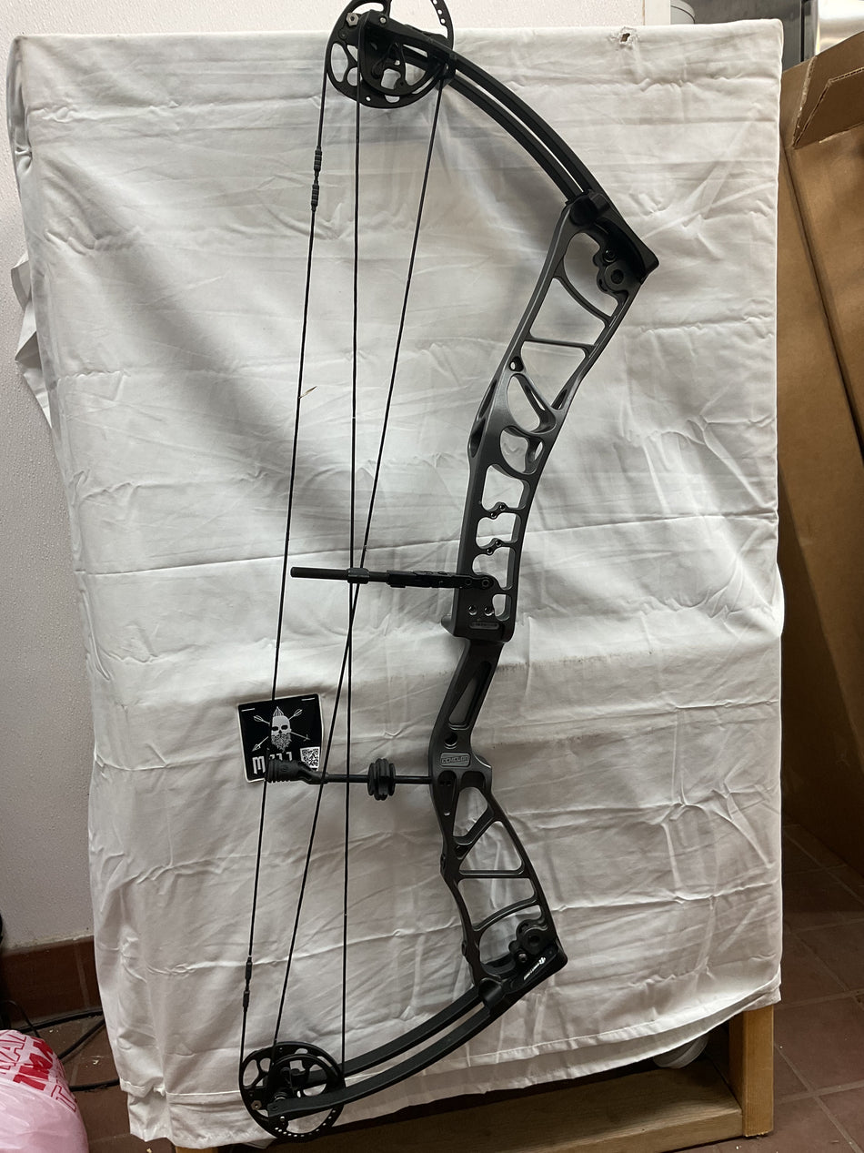 ELITE ECHELON 39- RH/GRAPHITE GRAY/60 - 3 - USED BOW!!!