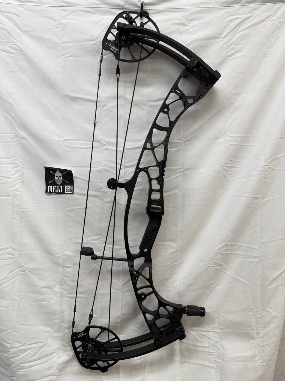 HOYT AX-2 32 - RH/BLACK/70# - HAX232RHB70-1 - USED!!!