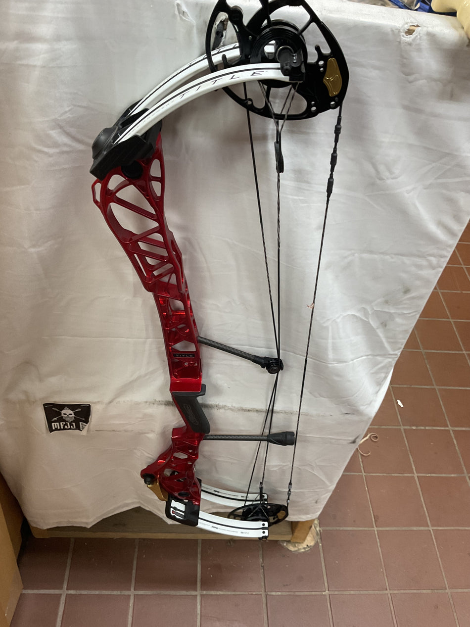 MATHEWS TITLE 36 Gen 1 - RH/Red/50-70# - #MT36RHR70 - 11 - USED BOW!!!