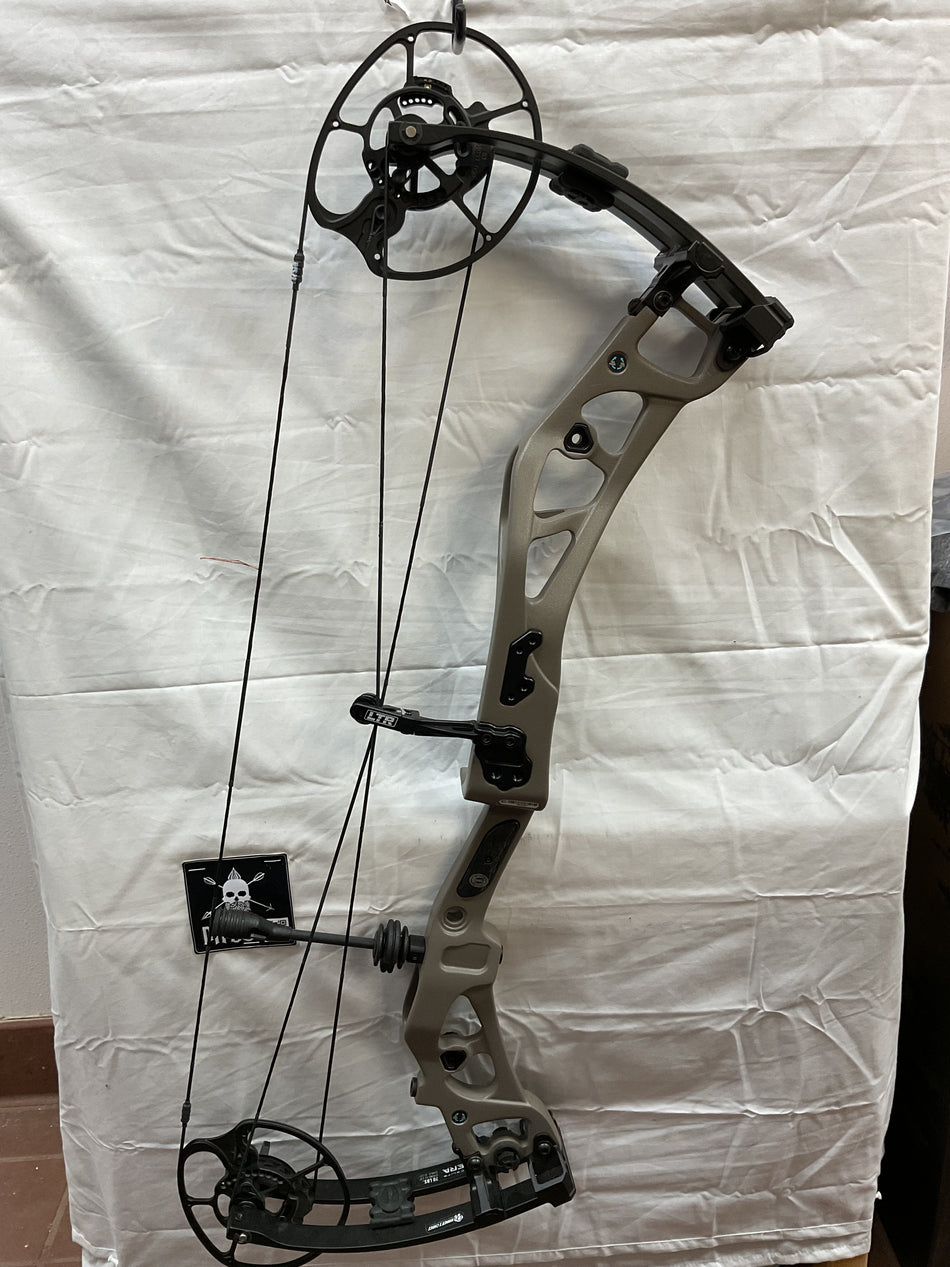 ELITE CARBON ERA - RH/MOUNTAIN TAN-BLACK/70 - #ECERHMTB70 - 1 - USED BOW!!!