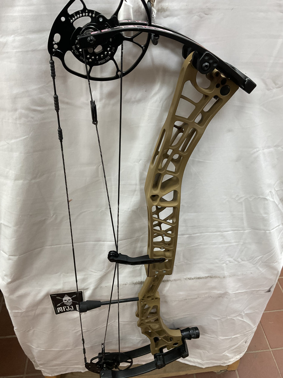 DARTON SEQUEL 33 - RH/Flat Dark Earth/70 - #DS33RHB70 - 1 -USED BOW!!!