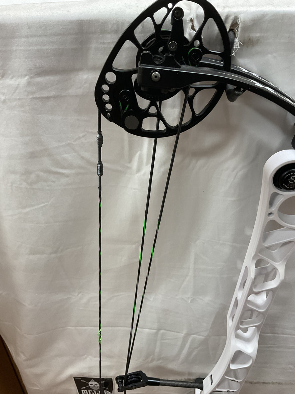 MATHEWS TRX 7 40 - RH/WHITE/70 - 1 - USED BOW!!!