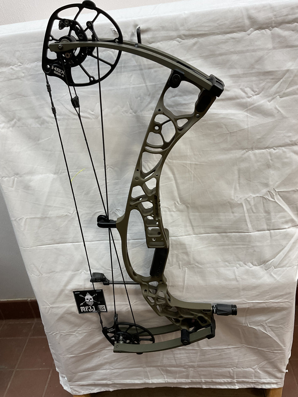 HOYT AX-2 29 - RH/WILDERNESS/60-70# - HAX29RHWILD70 - 4 - USED BOW!!!