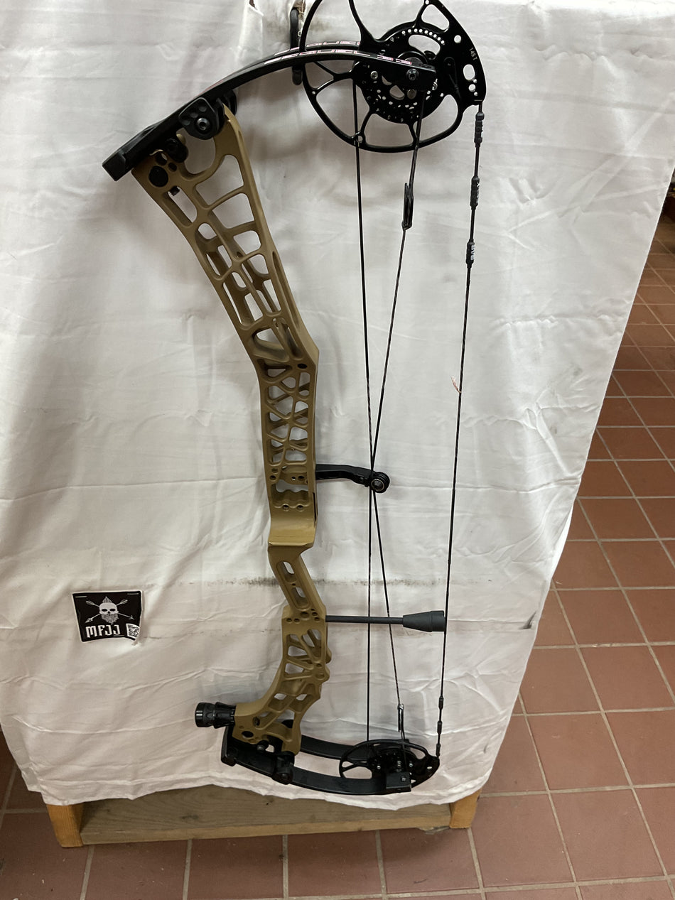 DARTON SEQUEL 33 - RH/Flat Dark Earth/70 - #DS33RHB70 - 1 -USED BOW!!!