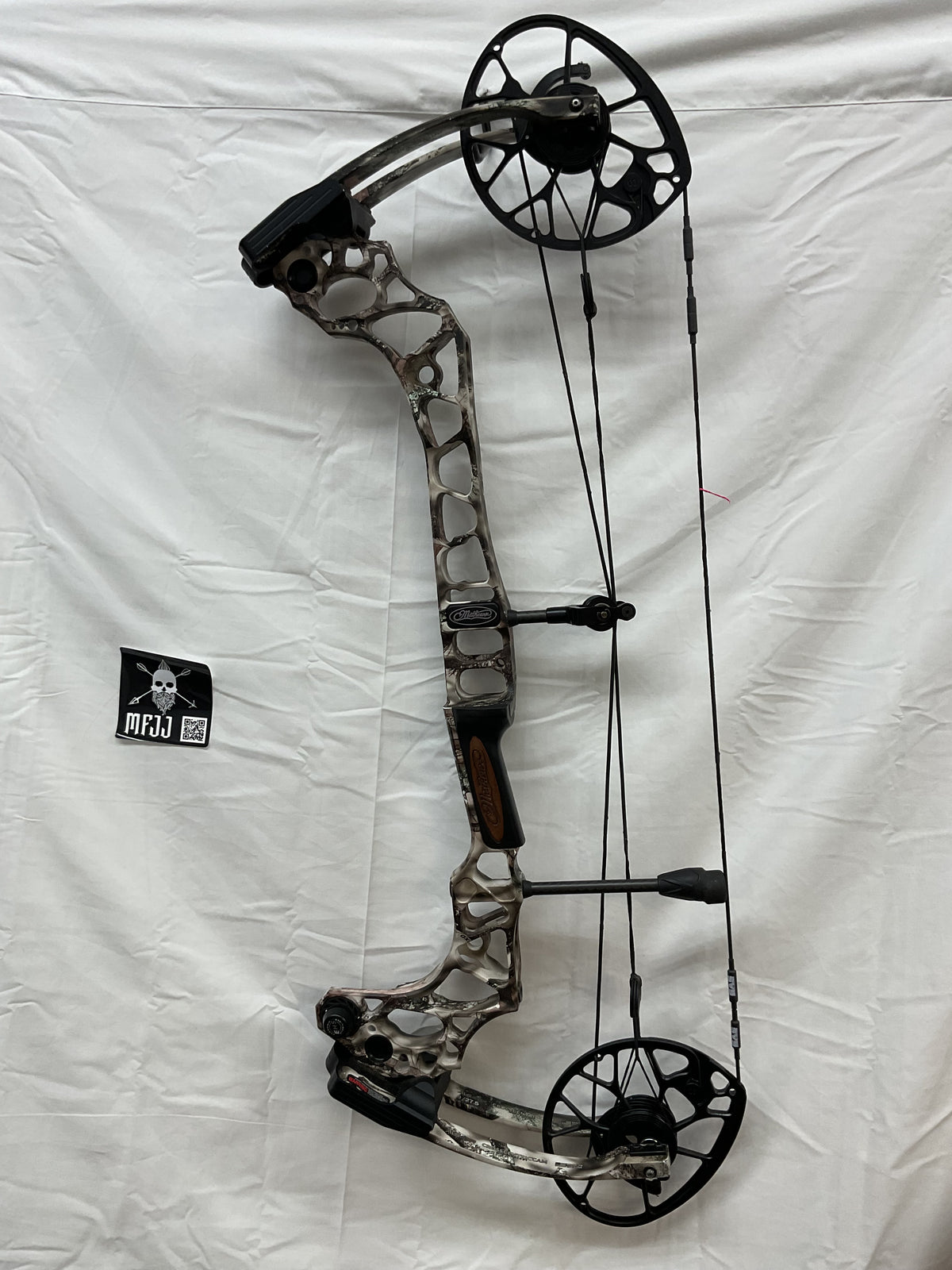 Mathews triax 60lb loaded out bow has new set of strings to go Mathews triax 60lb loaded out bow has new set of strings to go