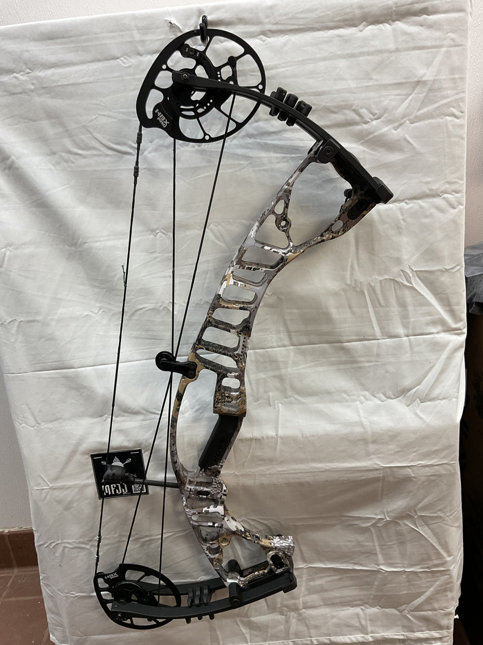 HOYT VTM 31 - RH/SITKA ELEVATED 2-BLACK/70 - #HVTM31RHSE2B70- USED BOW
