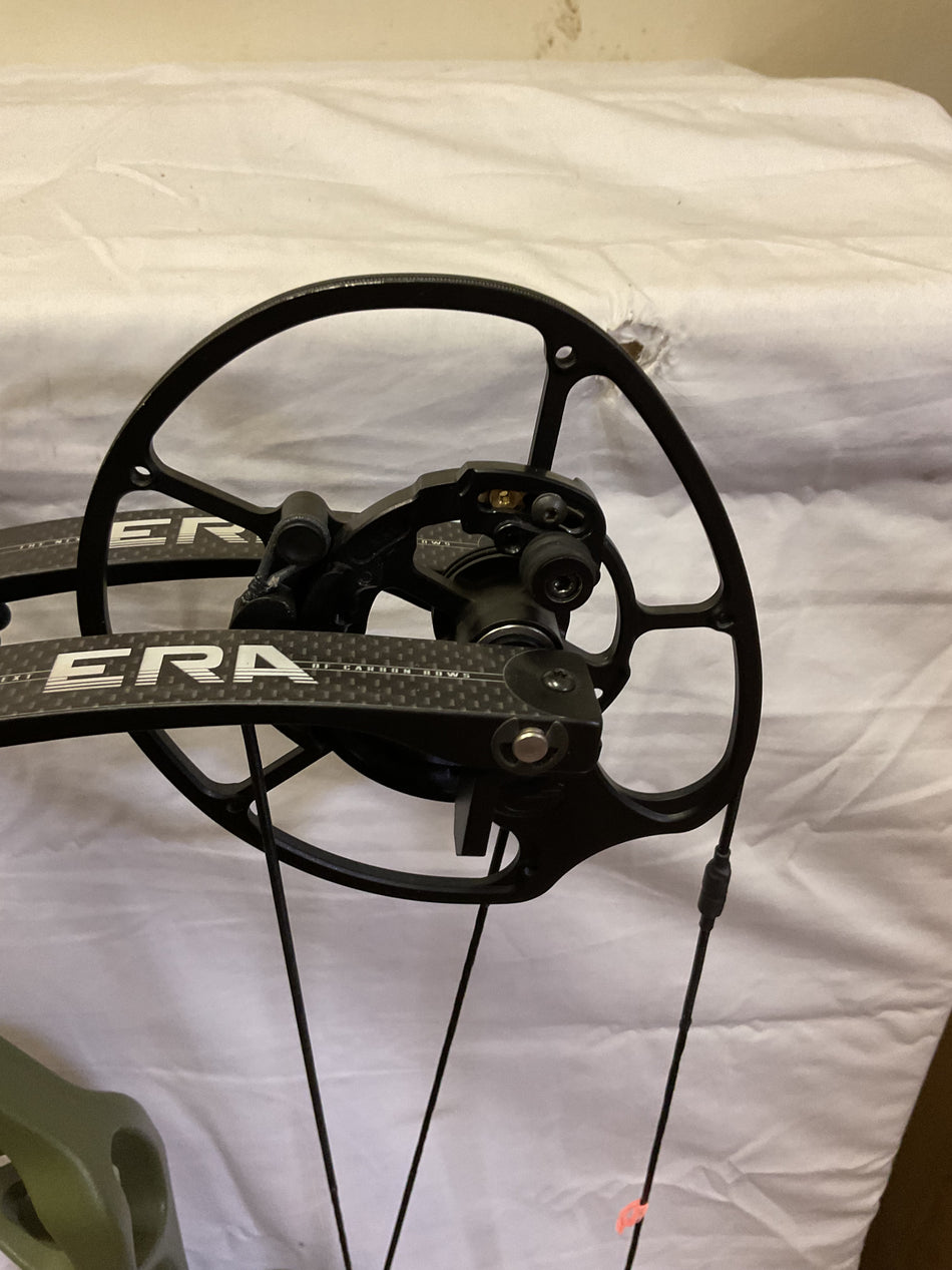 ELITE CARBON ERA - RH/OUTDOOR GREEN/70 - #ECERHOG70 - 3 - USED BOW!!!