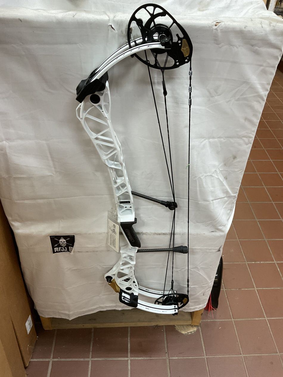 MATHEWS TITLE 36 Gen 1 - RH/White/50-70# - #MT36RHW70 - 9 - USED BOW!!!