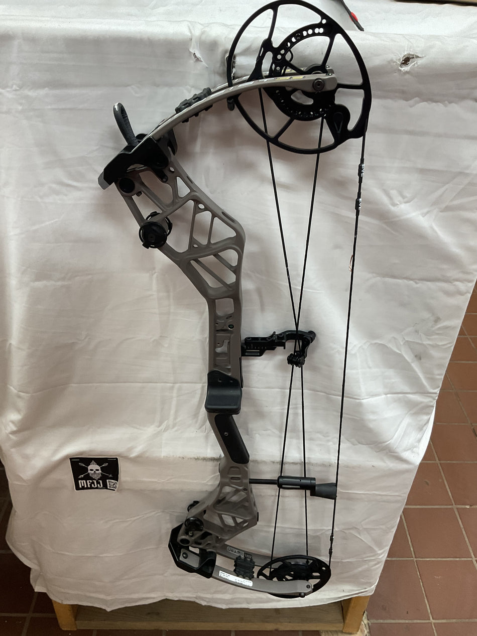 BEAR PERSIST 33 RH/Grey/60# - #BEP33RHG60- 4- USED BOW!!!!