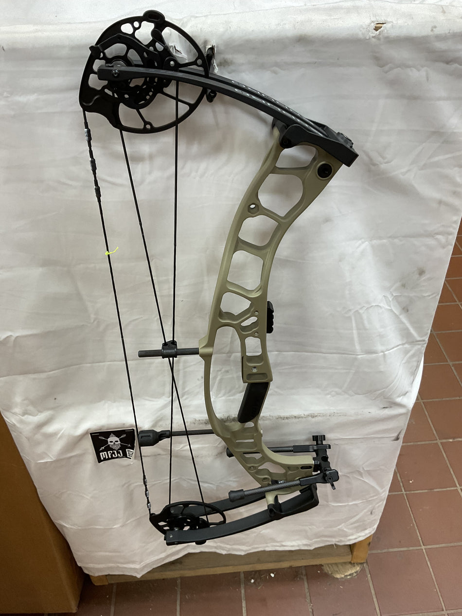 HOYT ENDURO - RH/Sandstorm/70 - #HTRHSS70 - 1 - USED BOW!!!
