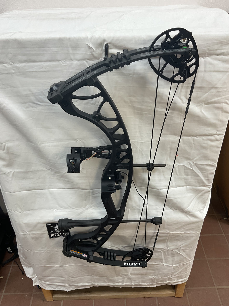 HOYT TORREX - RH/BLACK/50 - #HTRHBLK50 - 8 - USED BOW!!!