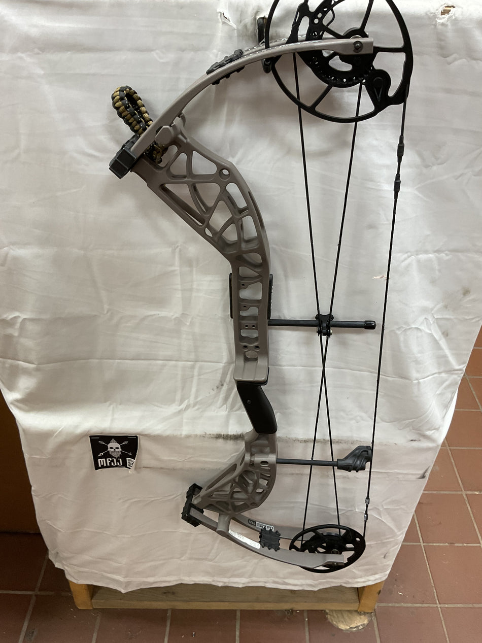 BEAR WHITETAIL MAXX RH/Gray/60# - #BWMRHG60- 1 - USED BOW!!!!