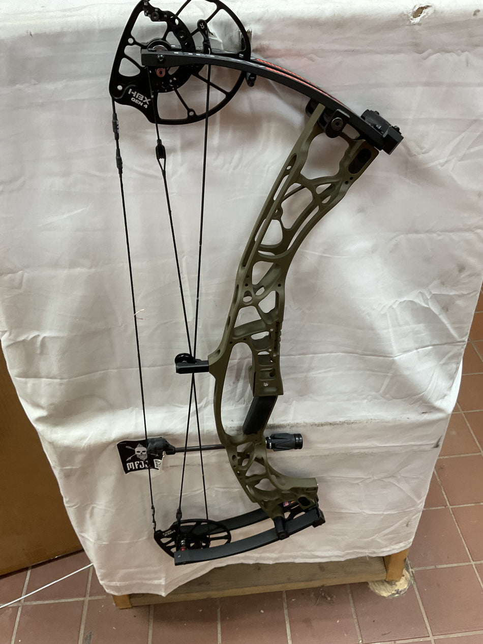 HOYT AX-90 - RH/Wilderness/90# - HAX-90RHW90 -3- USED BOW!!!