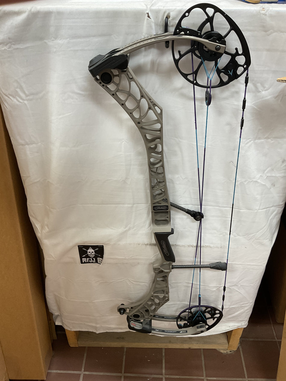 MATHEWS V3X 33 - RH/Granite/60-75# - #MV3X33RHG75 - 10 - USED BOW!!!